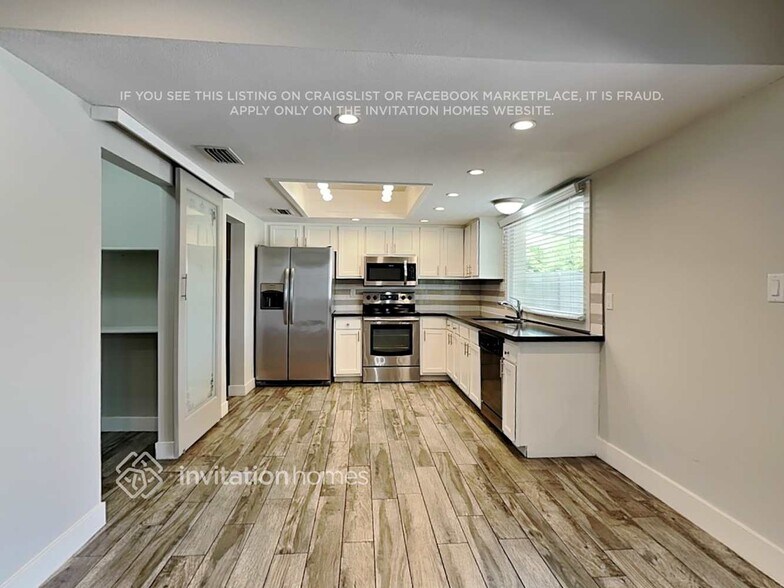 Building Photo - 2136 E Broadmor Dr