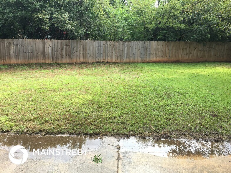 Building Photo - 728 Poe St