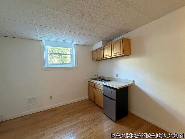 Building Photo - 405 Beacon St