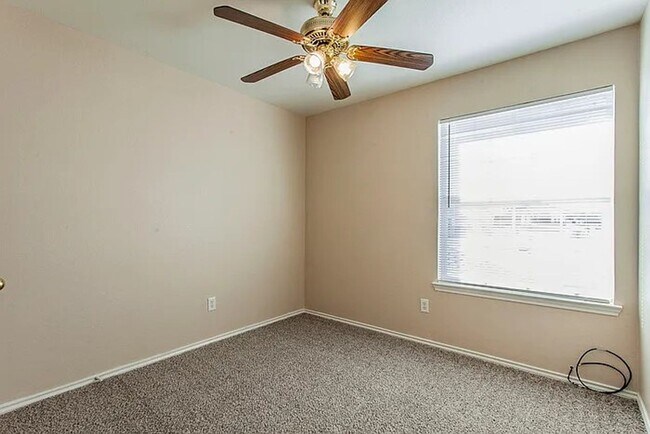 Building Photo - 3 BED / 2 Bath  AVAILABLE END OF JANUARY