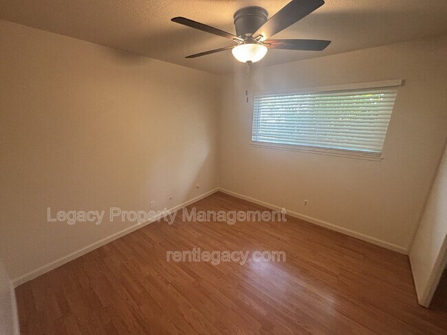 Building Photo - 10763 Oakton Way