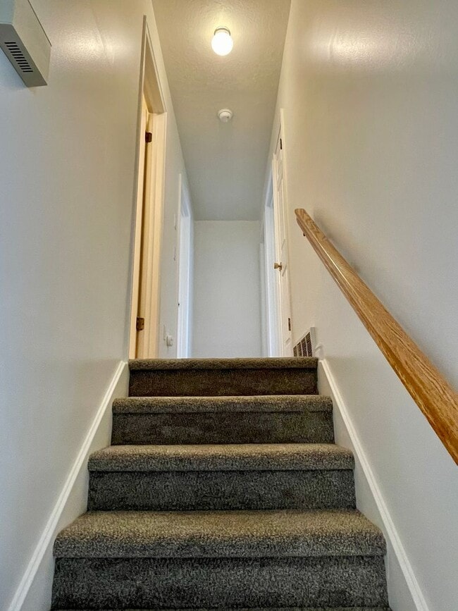 Building Photo - Spacious 4 Bedroom Home in Quiet Neighborhood – Great Location