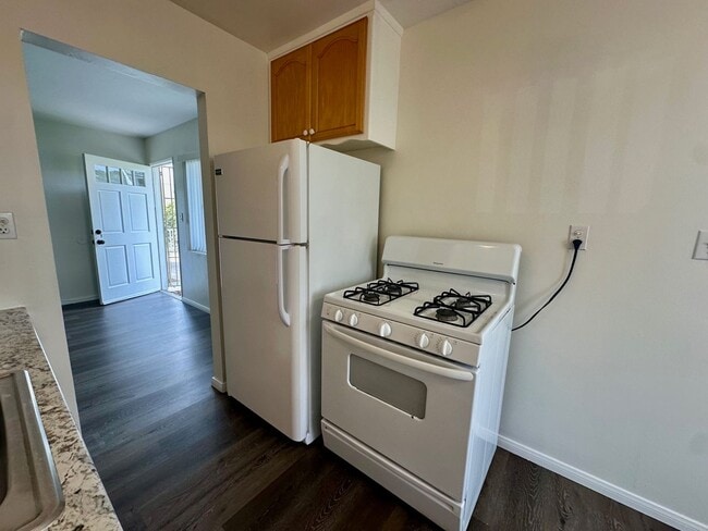 Building Photo - Available Now--3 bedroom 1 bath apartment walking distance to USD campus