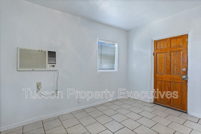 Building Photo - 2034 S 5th Ave