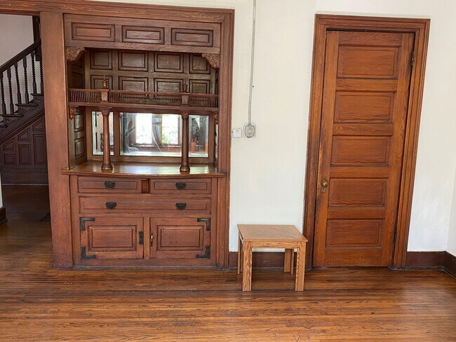 Building Photo - 604 W Elm St