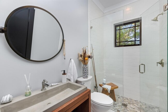 Building Photo - 940 Greenbriar Dr