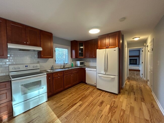 Building Photo - 185 Branchville Rd