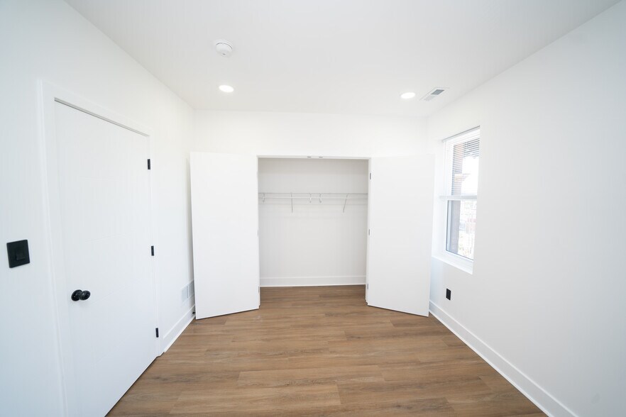 Building Photo - 4927 Catharine St