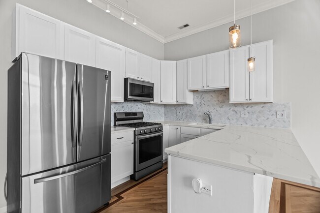 Building Photo - 2625 W Chicago Ave