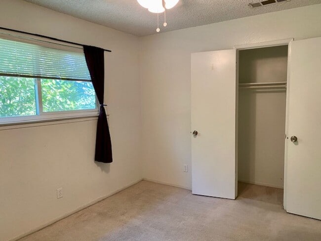 Building Photo - $2,100 Fowler & Ashlan, 3 Bedroom Home - C...