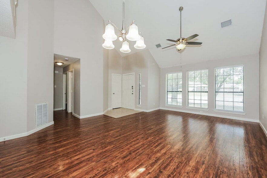 Building Photo - 657 Edgewood Dr