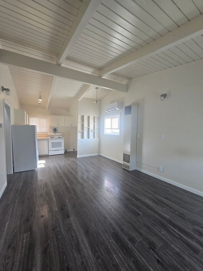 Building Photo - 2 bed / 1 bath Duplex