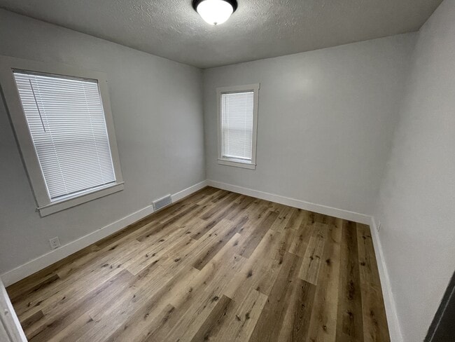 Building Photo - 218 W 28th St