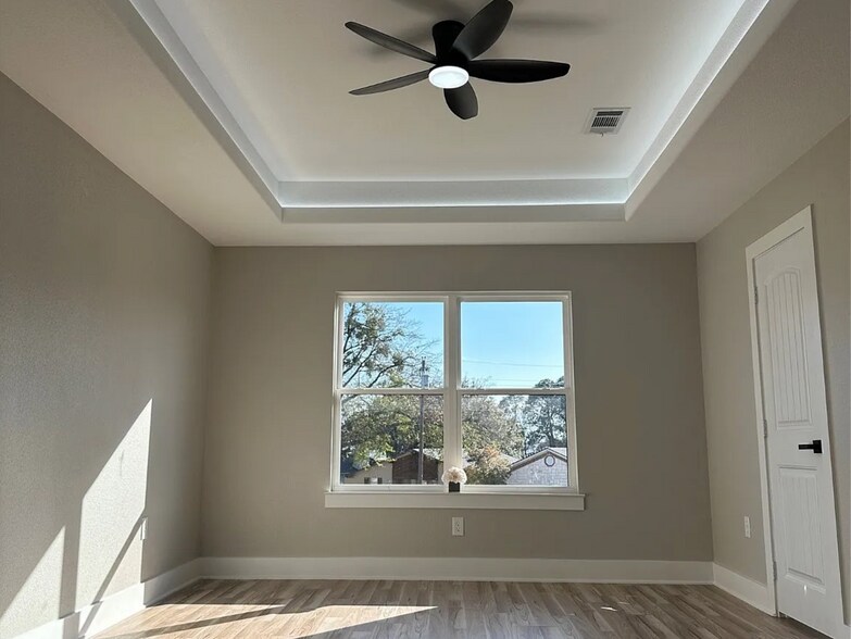 bedroom 3/3 - 118 Little John St