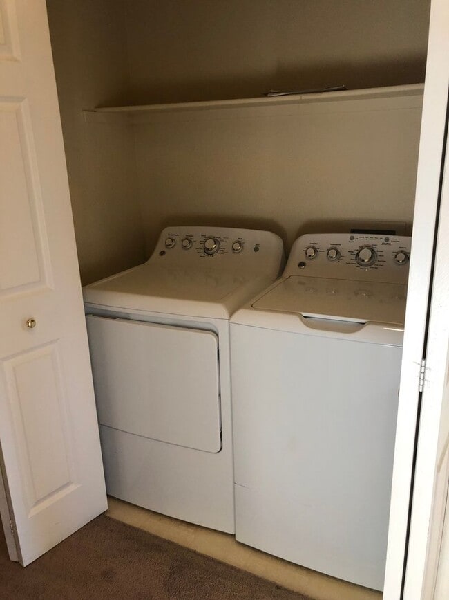 Building Photo - Bright and Open 3 Bed 3 Bath Townhome in Gated Peak View Villas