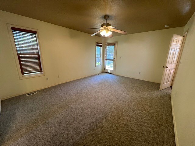 Building Photo - 3bed 3bath Great Meridian Location!