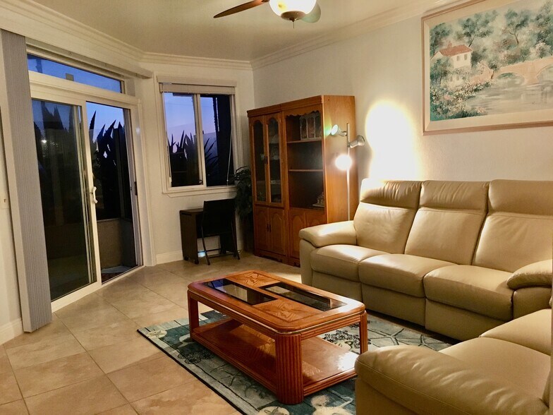 (Little desk NOT THERE) - 1400 Pacific Coast Hwy