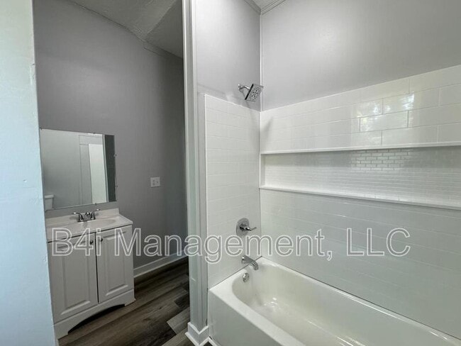 Building Photo - 407 Circus St