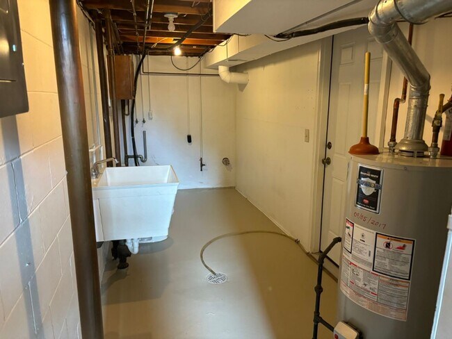 Building Photo - Fairview 5806-5810