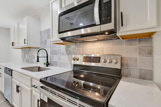 Building Photo - Updated Greenville Home
