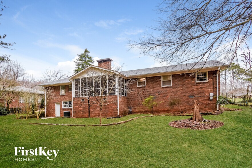 Building Photo - 1917 Annette Ln SW