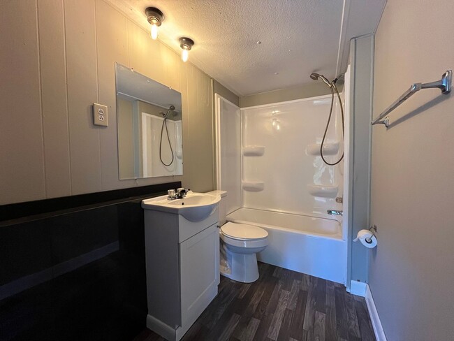 Building Photo - 2/1 Super Cute Newly Remodeled