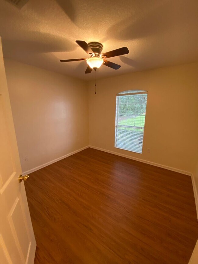 Building Photo - One-Story End Unit Oasis Backing to Preserve - No Carpet + Plantation Amenities!!