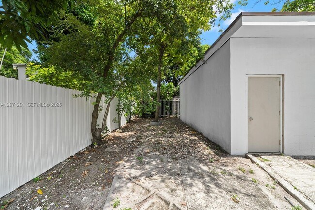 Building Photo - 1227 NW 27th St