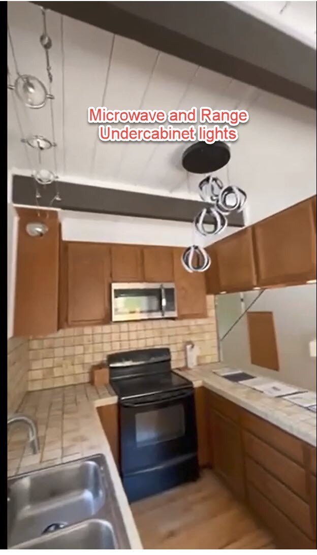 Kitchen - 6956 Sayre Dr