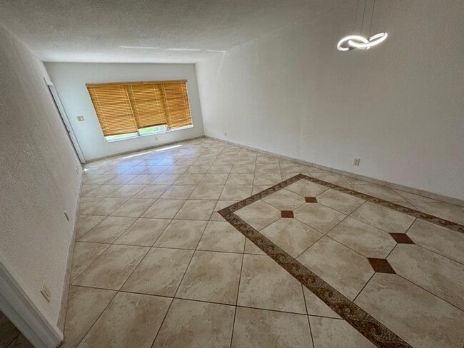 Building Photo - 3200 N Palm Aire Dr