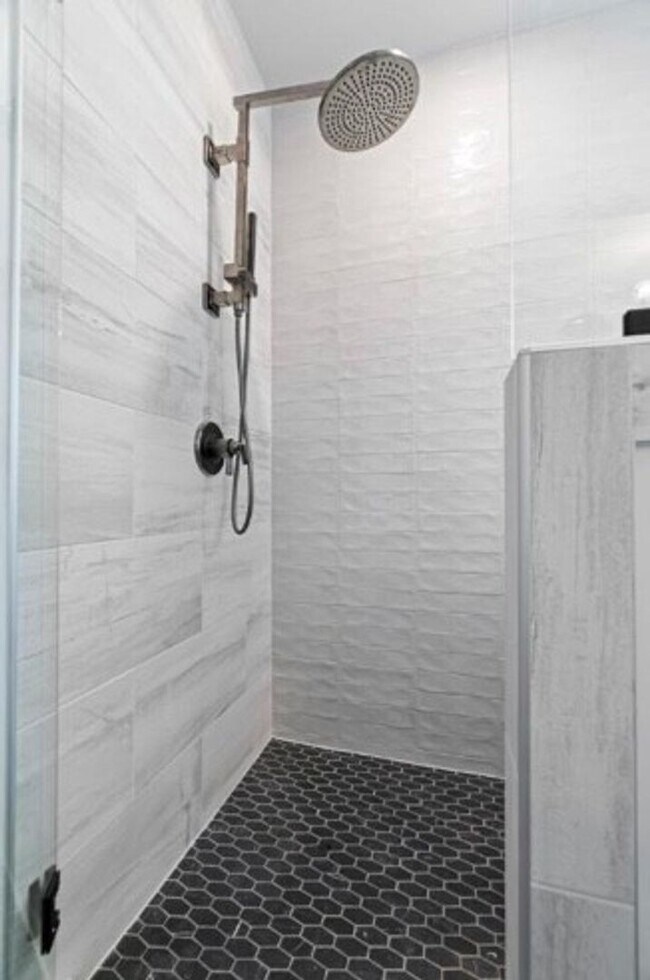 Building Photo - Luxurious 5 Bedroom, 3 Bathroom Home in Mc...