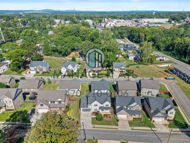 Building Photo - 4 Bedroom Farmhouse Style Home in Buford C...