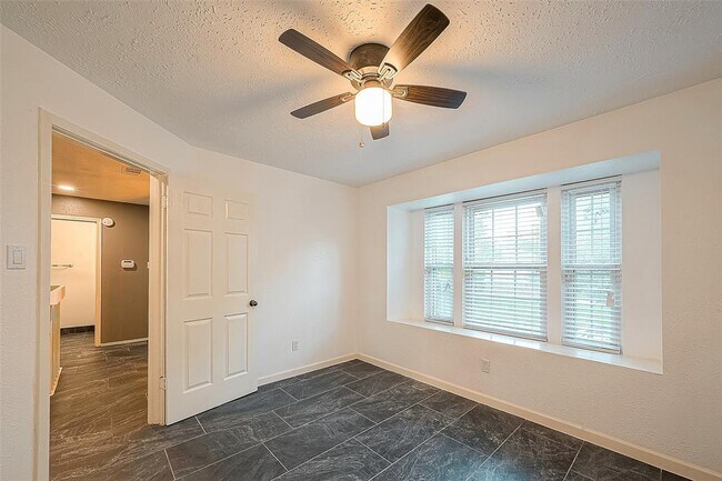 Building Photo - 2122 Courtshire Ln