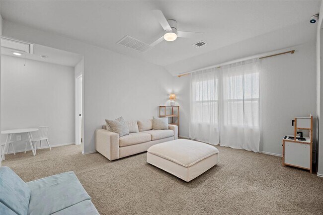 Building Photo - 144 Calgary Ln