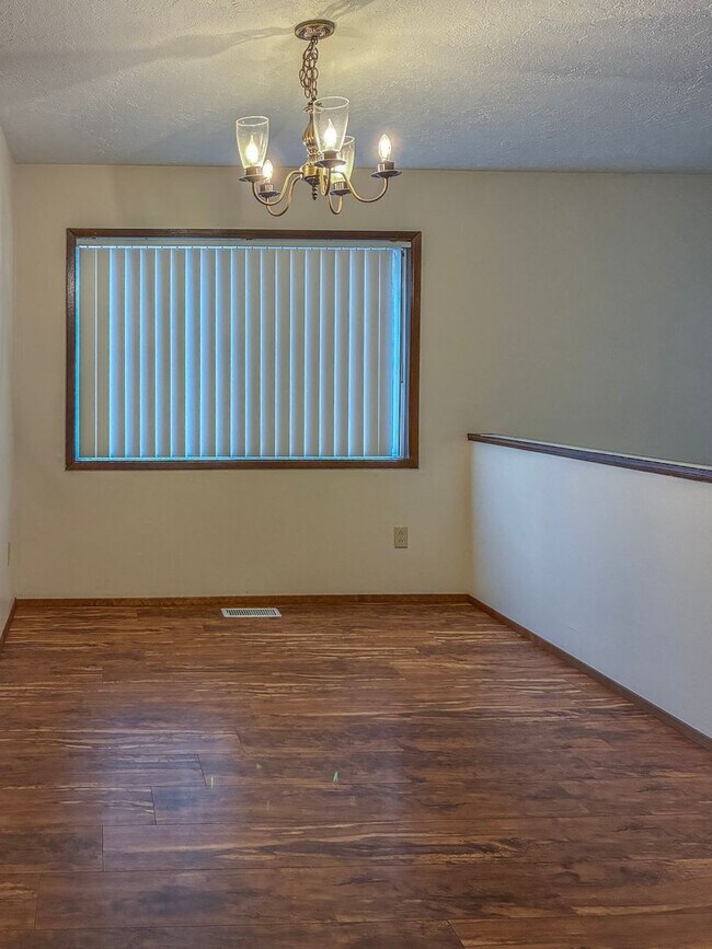 Building Photo - Hillsboro Duplex- 2 Bedroom 1 bathroom with fenced in yard available !