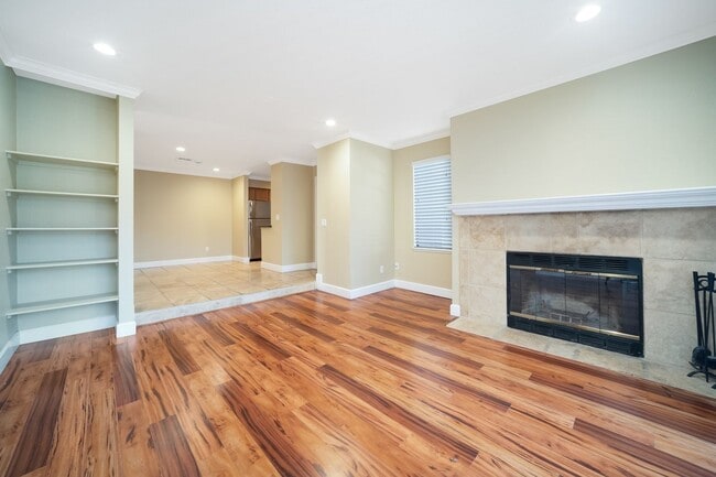 Building Photo - Updated 2 bed/2 bath Condo in Crestview Avaliable NOW!!! - $2,800/mo