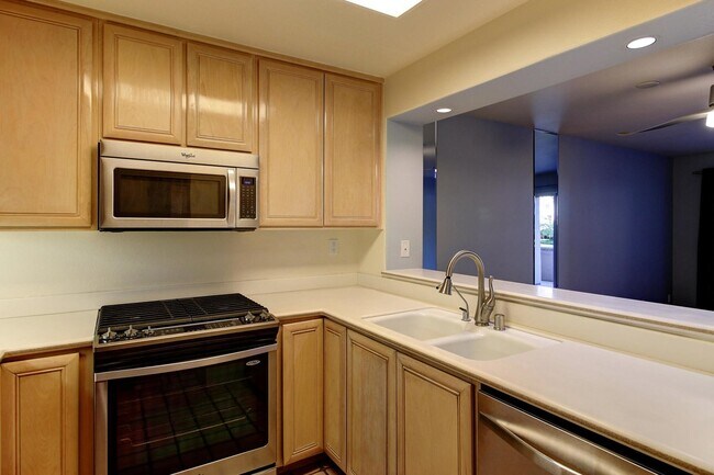 Building Photo - Lovely ground floor unit at the incredible El Escorial! Santa Barbara:)