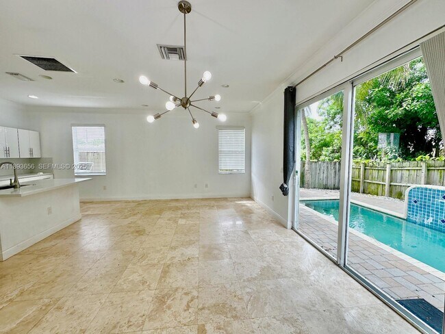 Building Photo - 813 SE 18th Ct