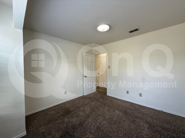 Building Photo - 1206 Hyde Park Dr