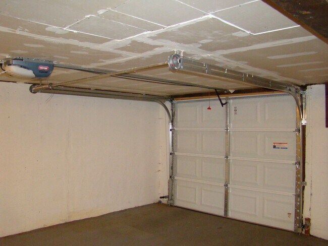 Building Photo - Charming 3 bedroom, 2 bath home