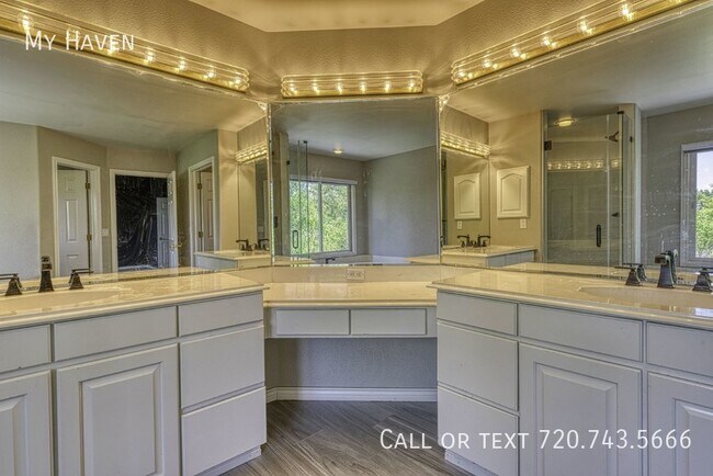 Building Photo - Stunning Heritage West home with all the b...