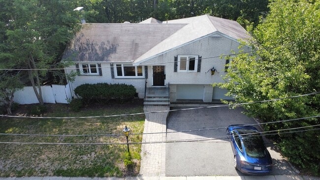 Building Photo - 6 Peachtree Ln