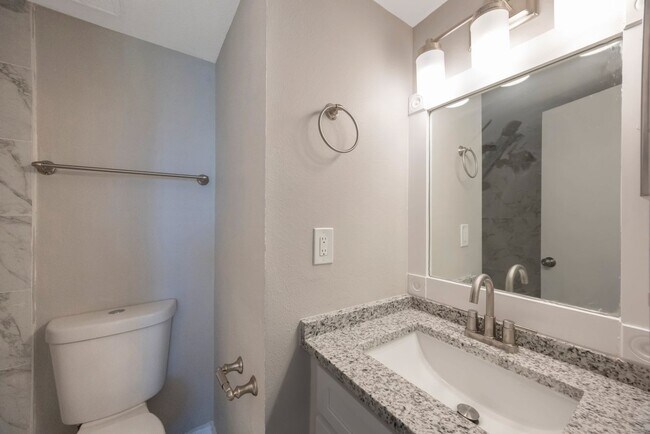 Building Photo - Newly Renovated 2 bedroom 2 bath within wa...