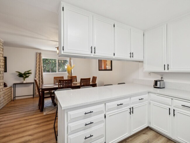 Building Photo - Fully Furnished 3 Bedroom 2 Bath - Single ...