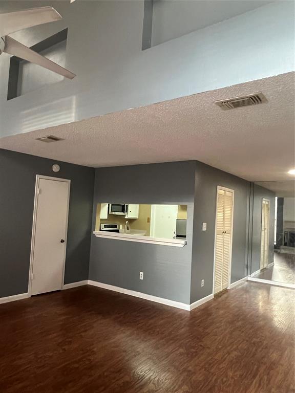Building Photo - 13724 Hollowgreen Dr
