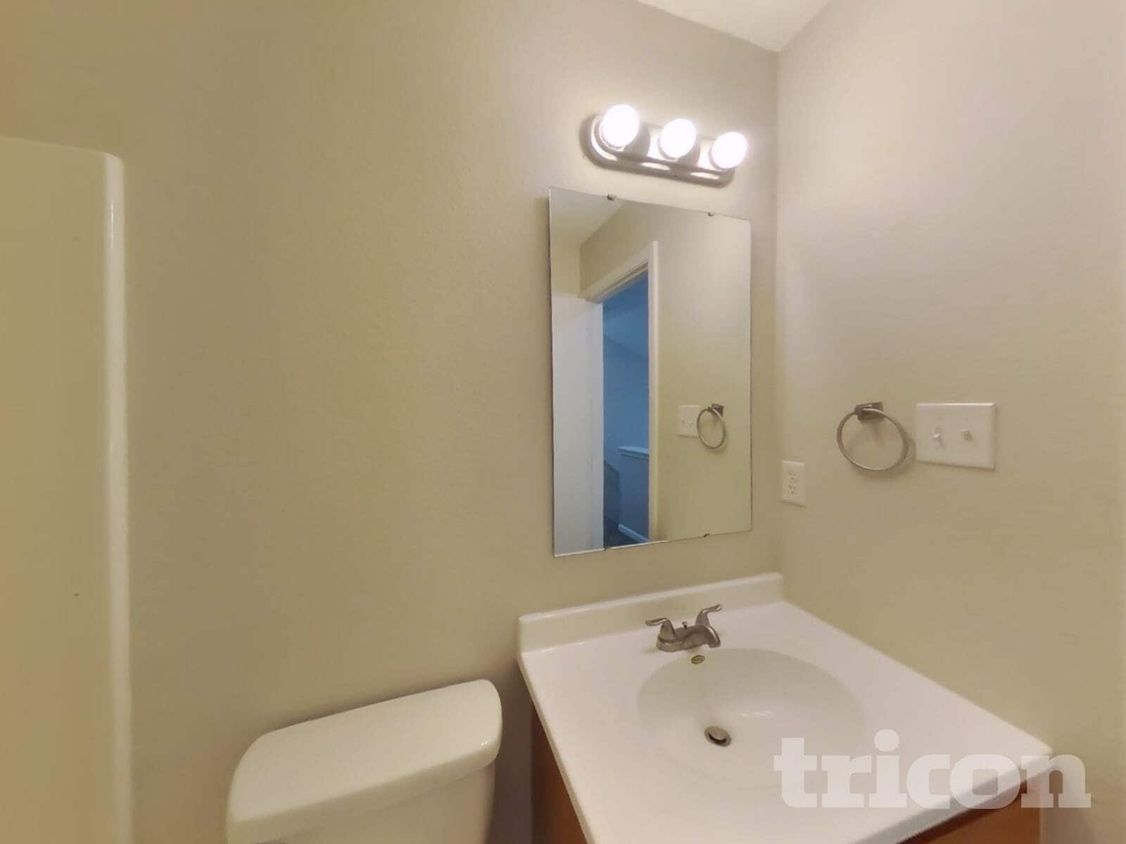 Building Photo - 1263 Crescent Dr