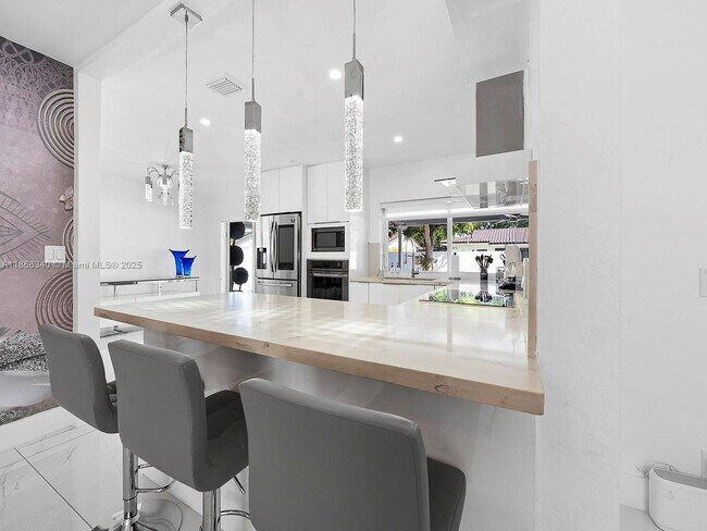 Building Photo - 6951 Miami Lakeway S