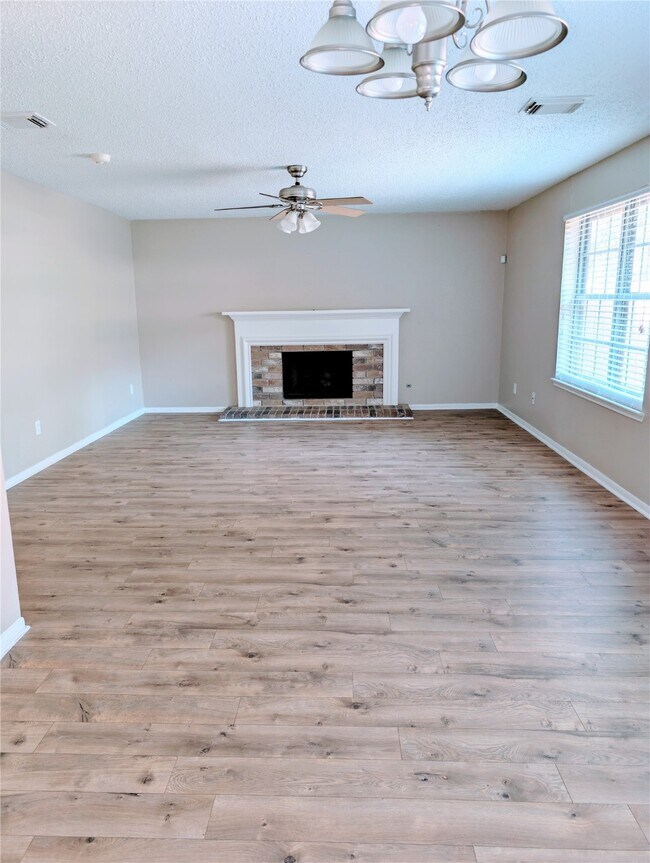 Building Photo - 9303 Palm Shores Dr
