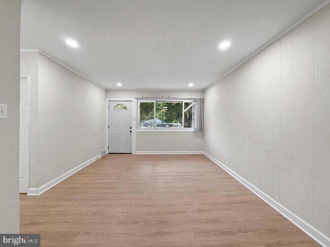 Building Photo - 7905 Greenleaf Rd