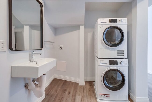 Building Photo - Stunning 2 Story Modern Lofts in Koreatown - 6 Weeks Free Move In Special!